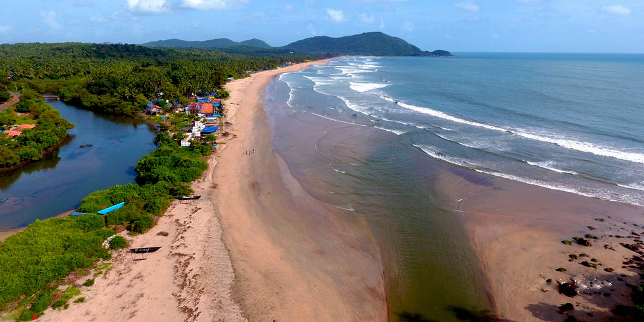 Visit Agonda Beach with Goa Cab N Taxi Service